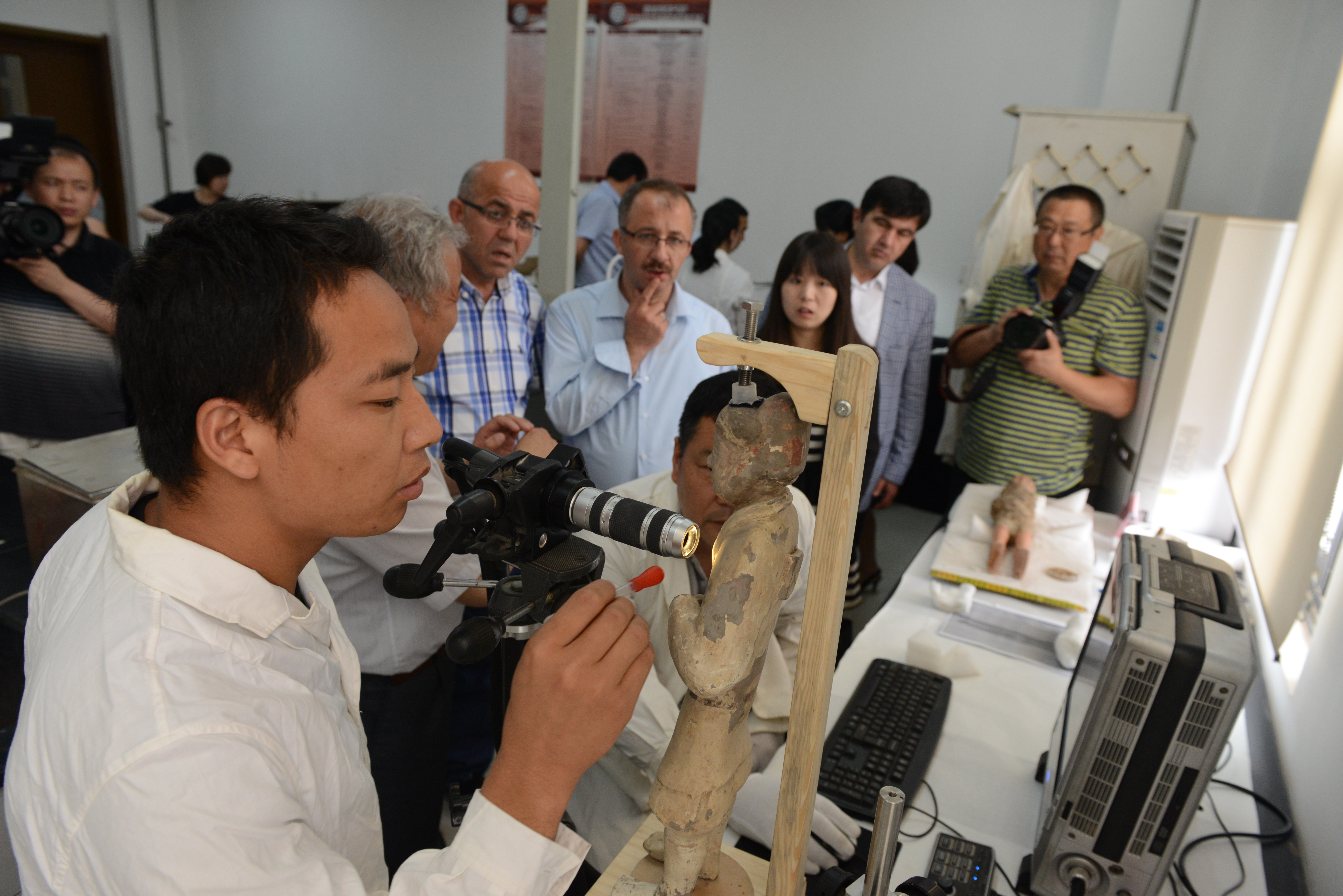 E:\网站建设\首页伟德bv国际体育动态\2015-6-20土耳其国家档案总局局长访问我中心\土耳其国家档案总局局长访问我中心\参观彩绘陶俑修复现场.JPG