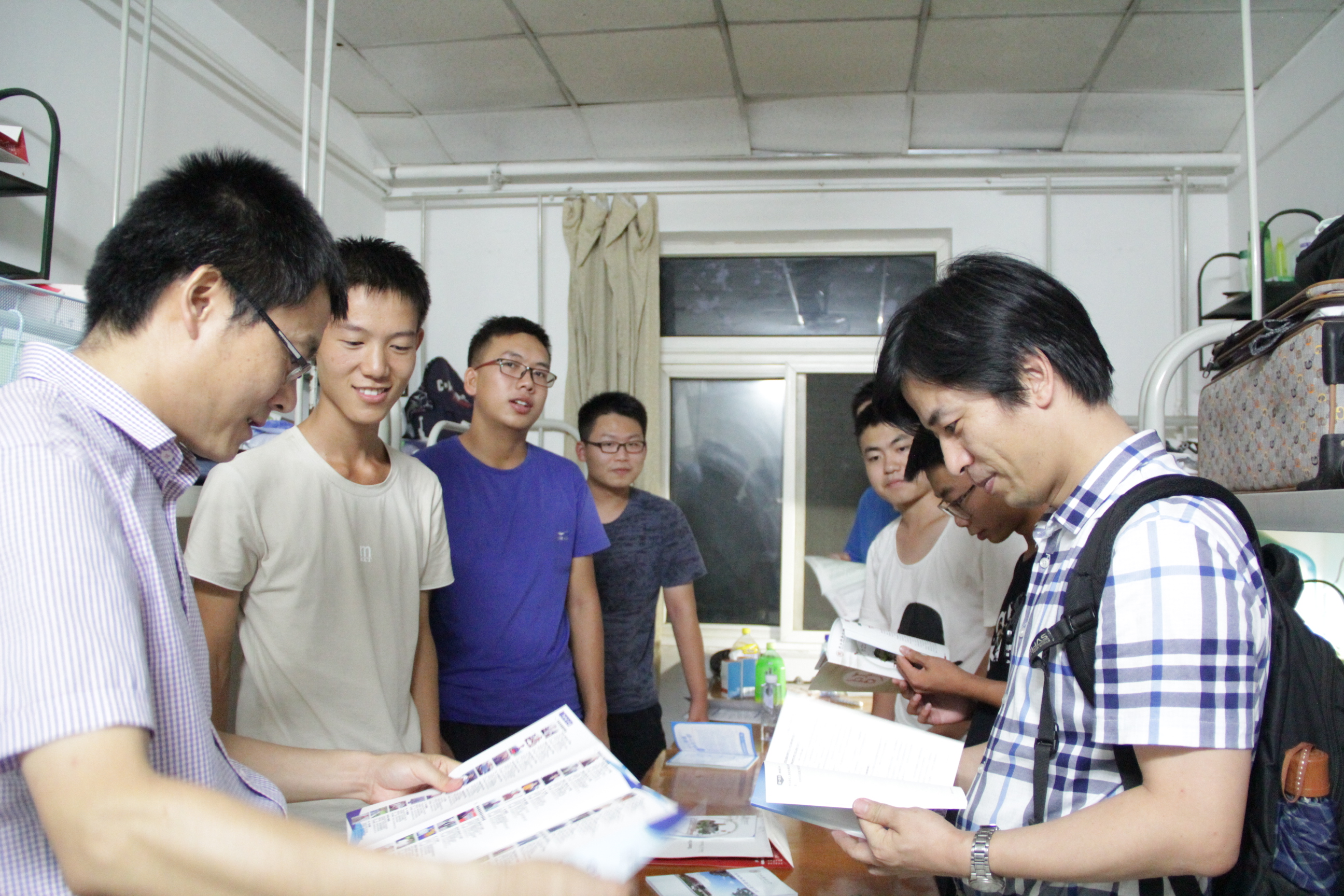 关怀进宿舍 3.JPG 关怀进宿舍 3.JPG