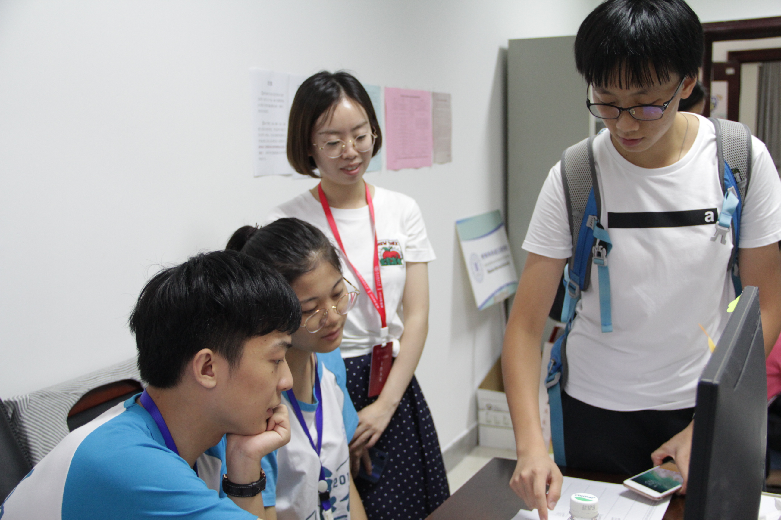 办理报到手续 2.JPG 办理报到手续 2.JPG