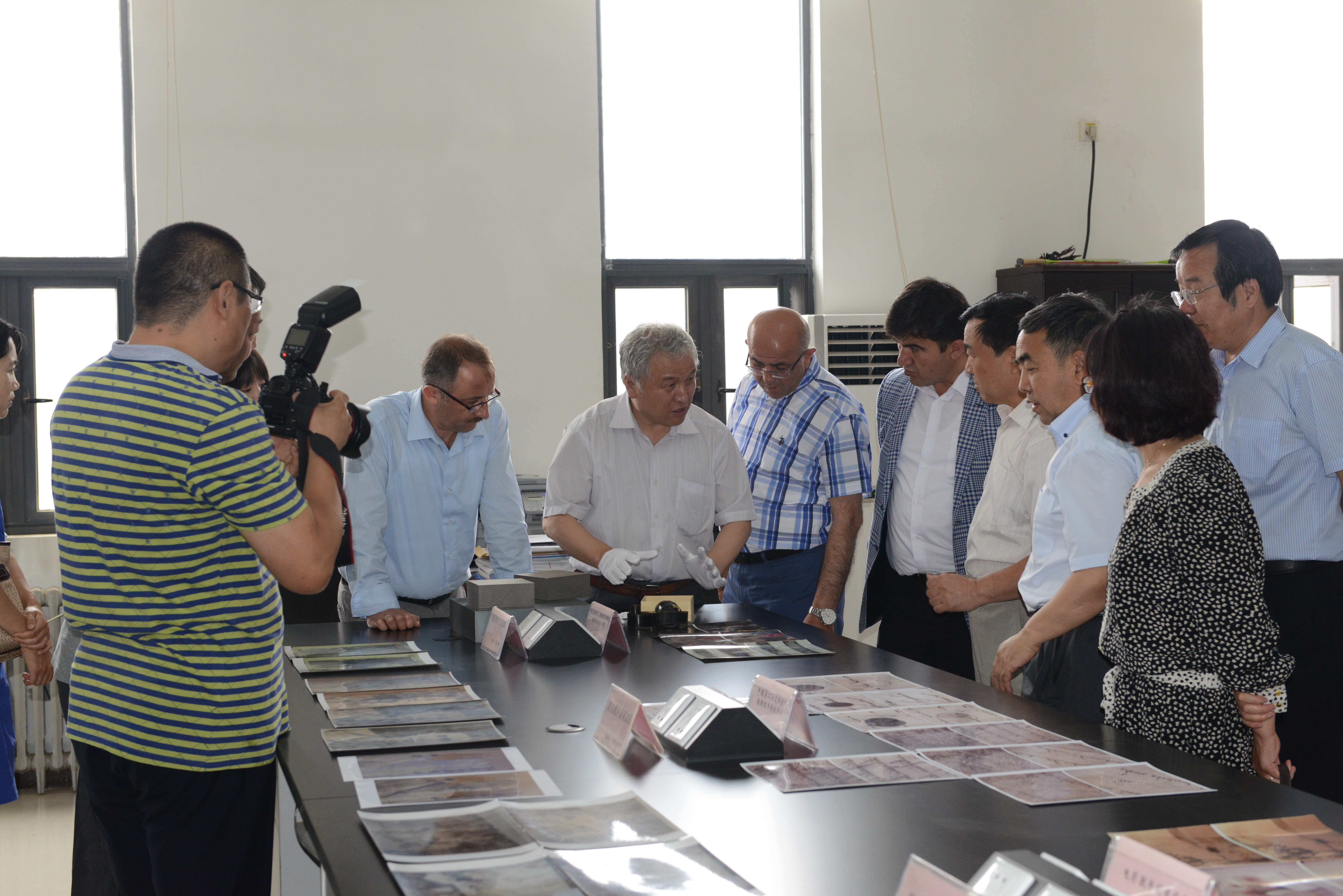 E:\网站建设\首页伟德bv国际体育动态\2015-6-20土耳其国家档案总局局长访问我中心\土耳其国家档案总局局长访问我中心\参观影像档案修复现场.JPG