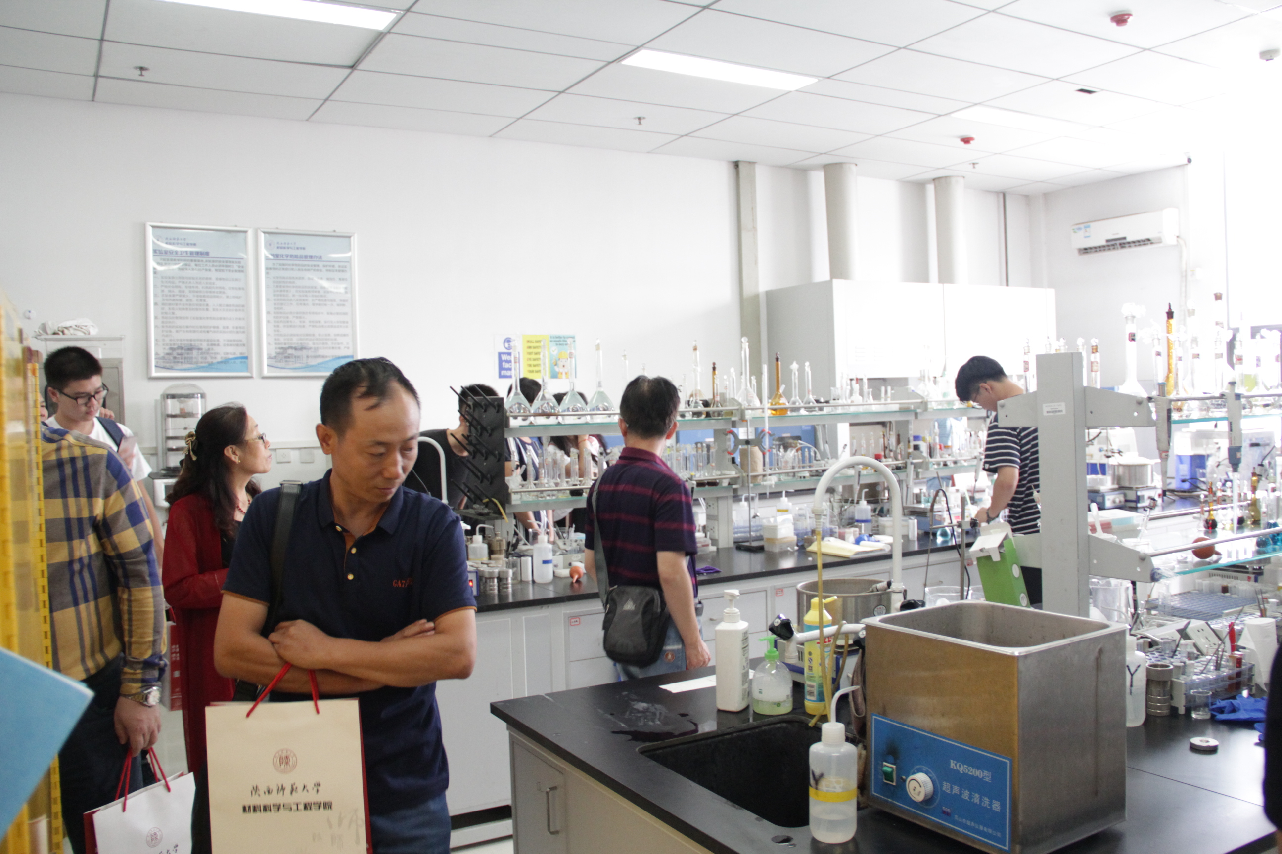 家长参观实验室 1.JPG 家长参观实验室 1.JPG