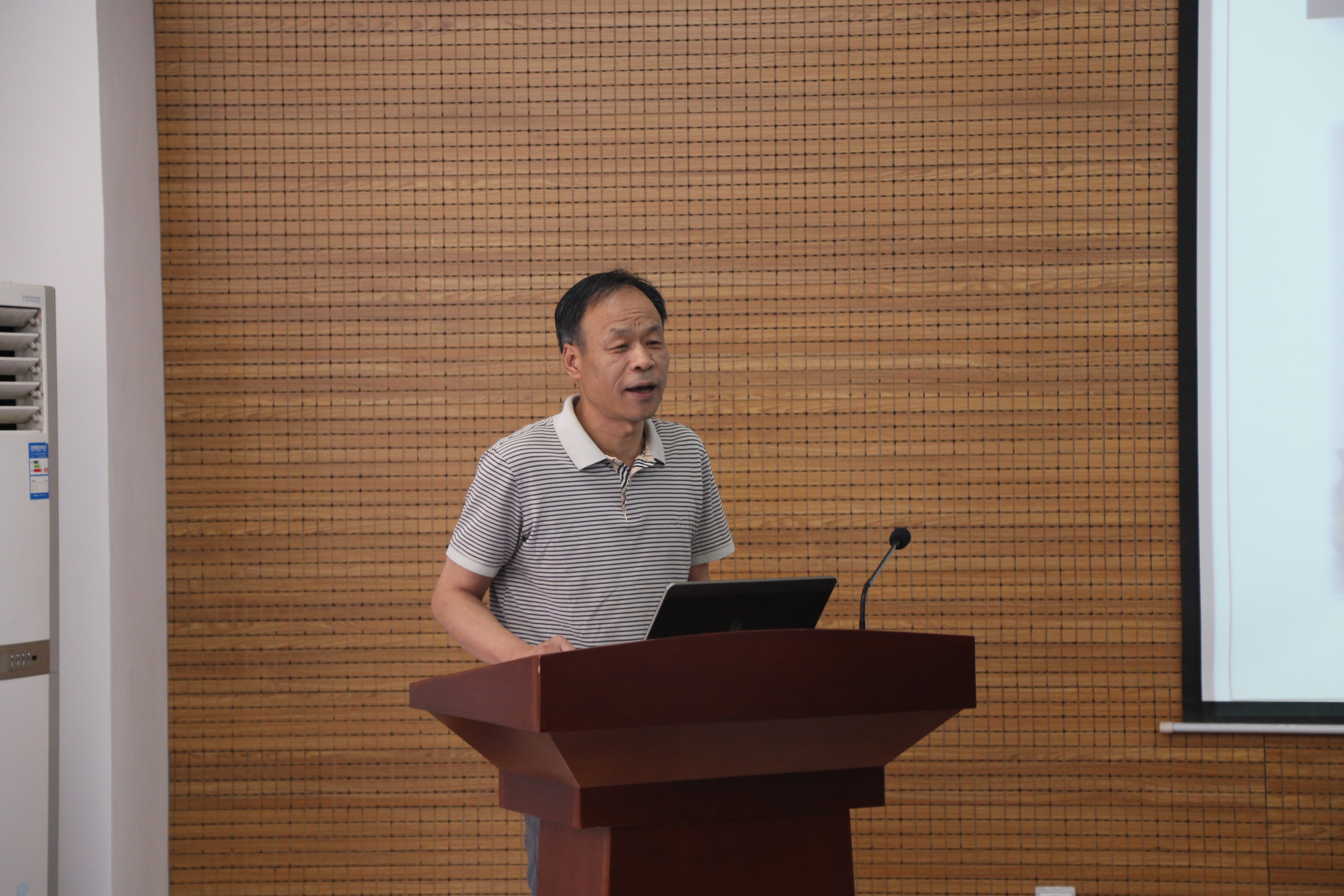 胡道道 学术报告.jpg