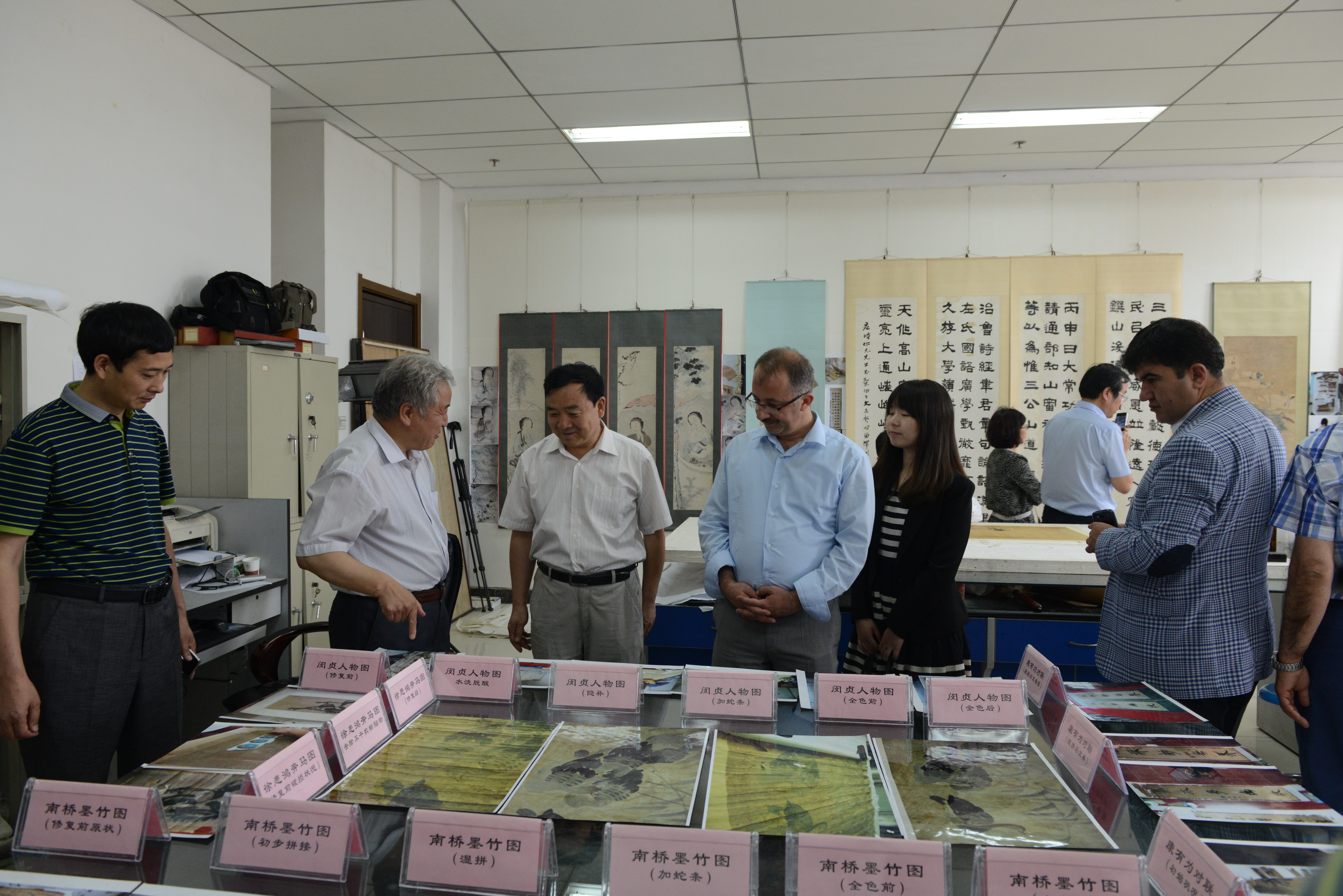 E:\网站建设\首页伟德bv国际体育动态\2015-6-20土耳其国家档案总局局长访问我中心\土耳其国家档案总局局长访问我中心\参观古旧字画修复现场（左4为乌葛?尤耐尔局长，左3为王建领局长）.JPG