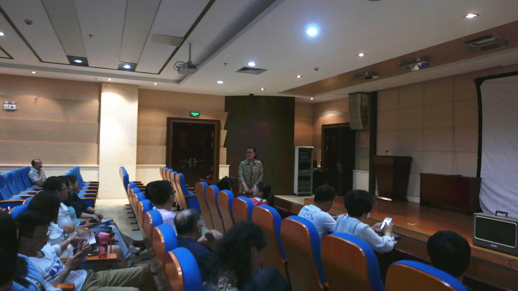 靳老师 讲话.jpg