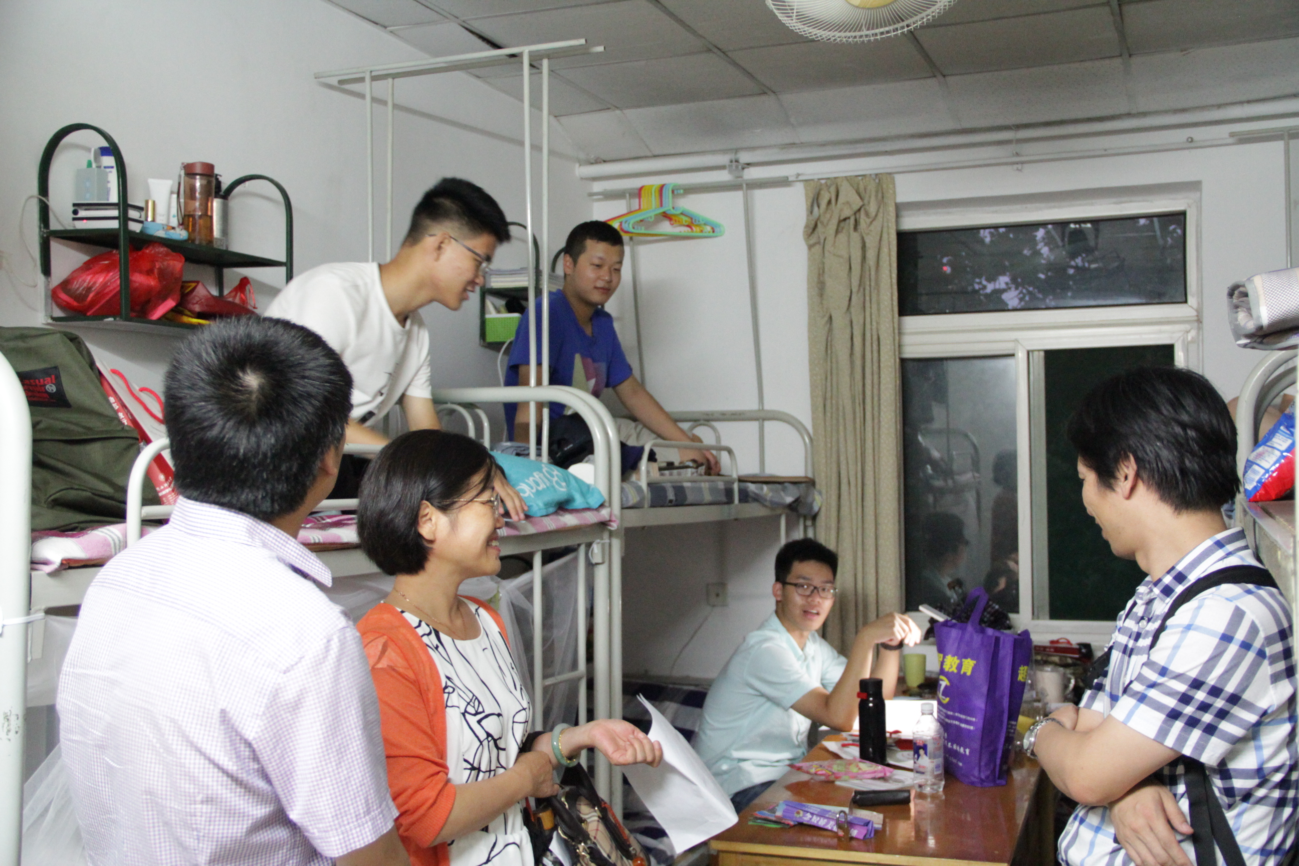 关怀进宿舍 1.JPG 关怀进宿舍 1.JPG