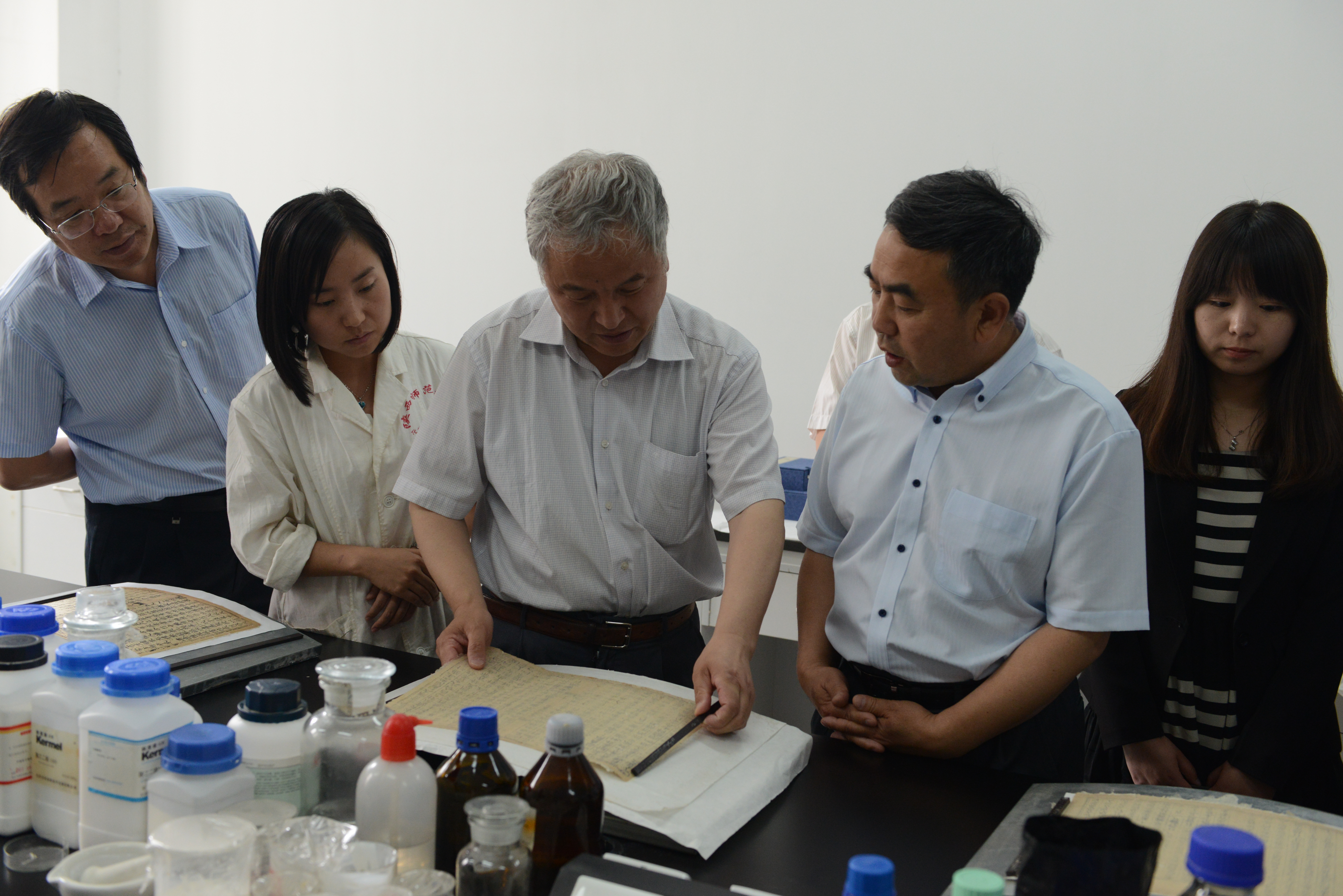 E:\网站建设\首页伟德bv国际体育动态\2015-6-20土耳其国家档案总局局长访问我中心\土耳其国家档案总局局长访问我中心\参观古籍善本修复现场（右2为杨继波副局长）.JPG